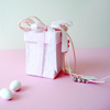 Ένα ροζ πουά κουτάκι μπομοπνιέρα για τη βάπτιση του μικρού σας αστεριού